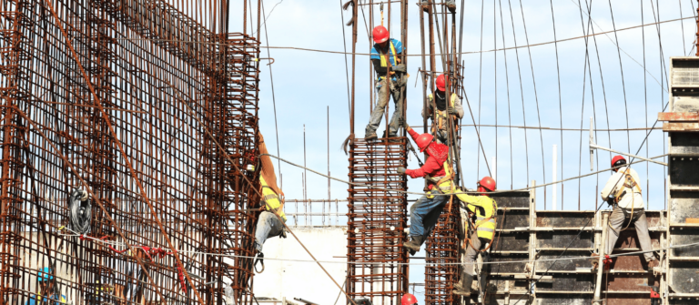 Des professionnels du bâtiment pendant un chantier, assurance décennale, tarifs