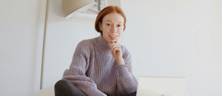 jeune femme travaillant en freelancing