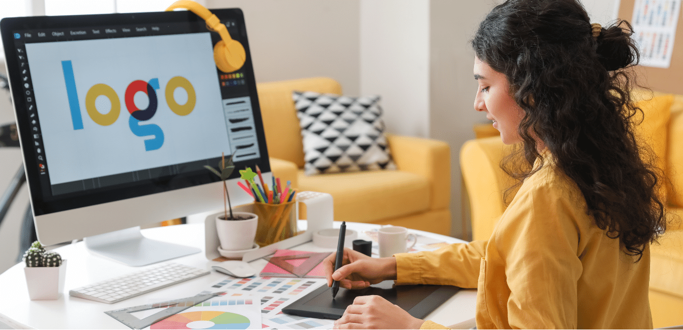 graphiste qui travaille sur son ordinateur sur un logo