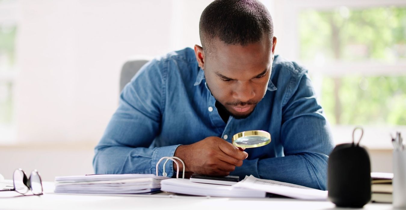 un homme qui essaye de comprendre ce que la hausse de la CSG change pour lui