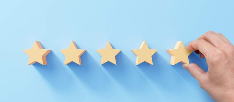 5 étoiles sur fond bleu afin de classer le meilleur compte bancaire en France