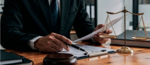 Tout ce qu'il faut savoir pour devenir un huissier de justice en reconversion.