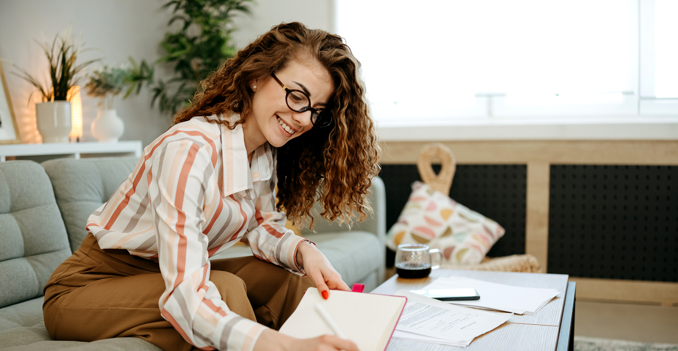 Une femme en auto-entreprise qui consulte son SIRET 