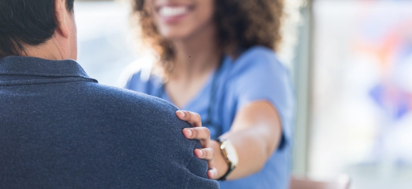 un professionnel indépendant, travailleur non salarié, en libéral qui réconforte un patient