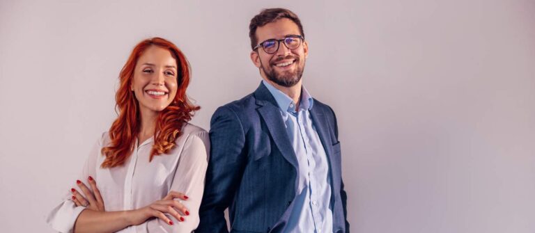 deux associés d'une SARL souris avant dr faire leur compte de résultat