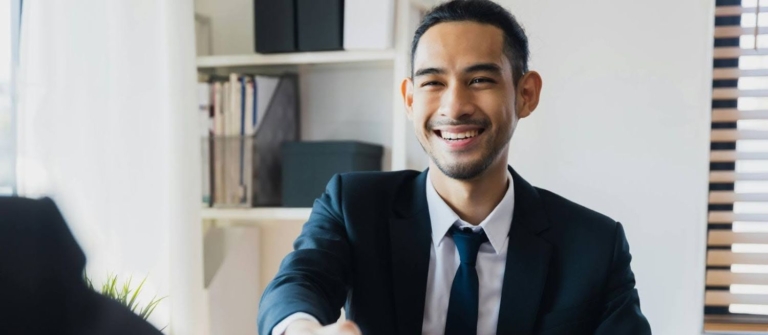 un conseiller sers la main de son client après la gestion des valeurs mobilieres de placement