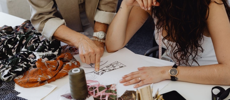 une couturiere vend ses créations occasionnelles en entreprise